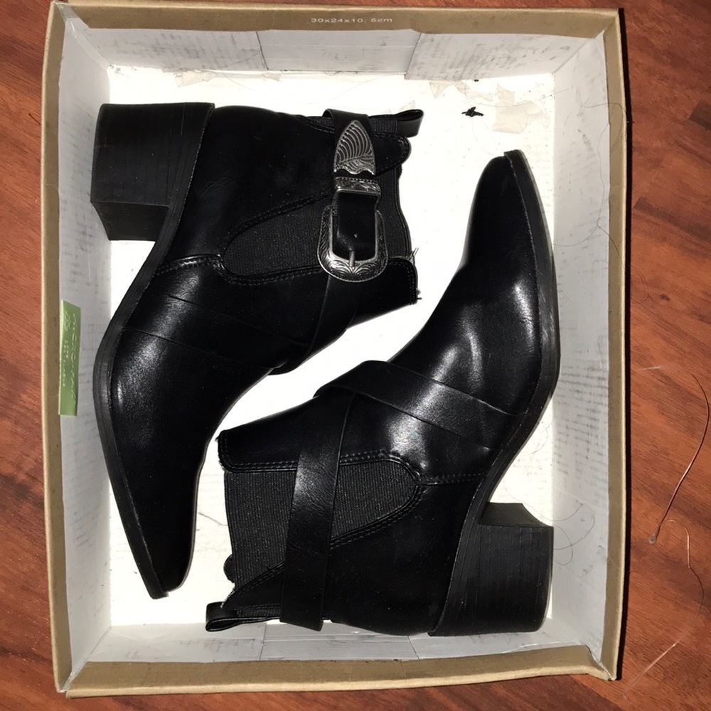 BLACK BOOTIES